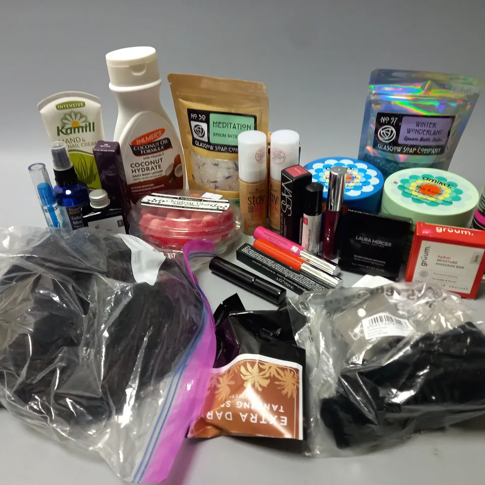 APPROXIMATELY 20 ASSORTED COSMETICS ITEMS TO INCLUDE AMIKA HYDRO RUSH, COCONUT HYDRATE (250ml), TARTE SHAPE TAPE, ETC