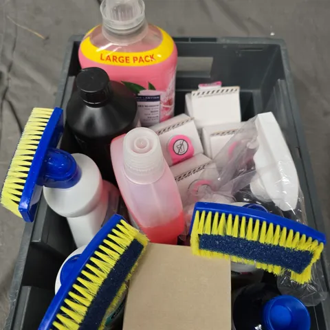 APPROXIMATELY 10 ASSORTED HOUSEHOLD ITEMS TO INCLUDE PET ODOUR REMOVER, FLOOR CLEANER, WASHING UP LIQUID ETC