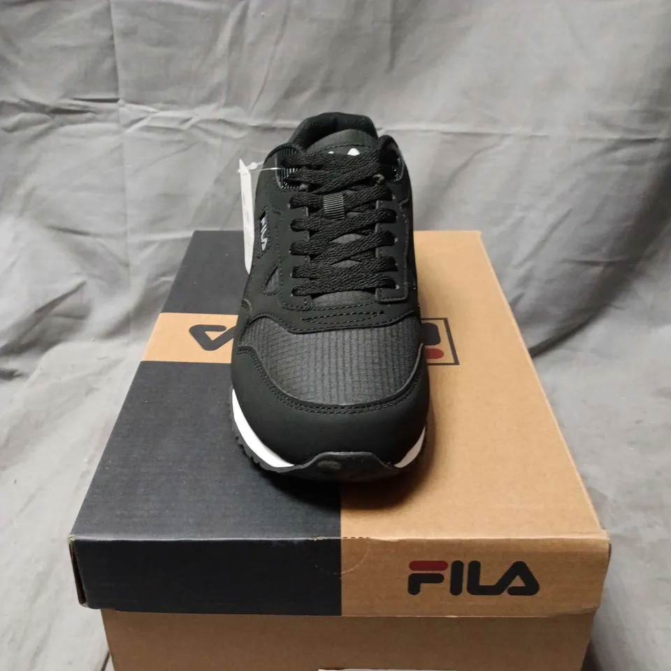 BOXED PAIR OF  FILA CRESS BLACK/WHITE/SURFS MENS TRAINERS – UK 7