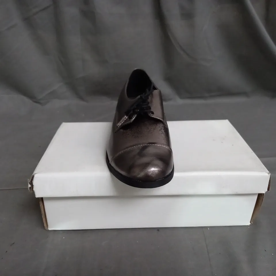 APPROXIMATELY 10 BOXED PAIRS OF METALLIC SHOES IN VARIOUS SIZES 