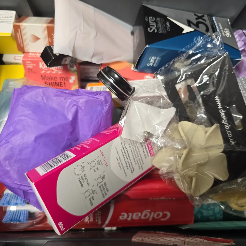 APPROXIMATELY 15 ASSORTED HEALTH & BEAUTY ITEMS TO INCLUDE - THE BODY SHOP VITAMIN C , L'OREAL SHAMPOO , SURE MAXIMUM PROTECTION CREAM ETC