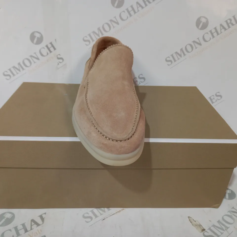 BOXED PAIR OF AURÉLIEN SUEDE LOAFERS IN LIGHT BEIGE EU SIZE 39