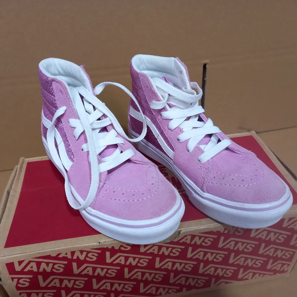 BOXED PAIR OF CHILDRENS SIZE 13 VANS PINK FOOTWEAR 