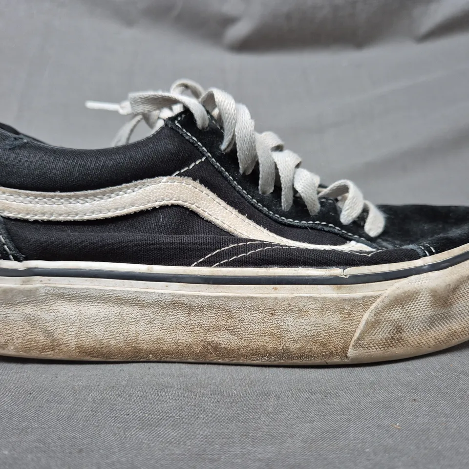 BOXED PAIR OF VANS WARD PLATFORM SHOES IN BLACK/WHITE UK SIZE 6.5