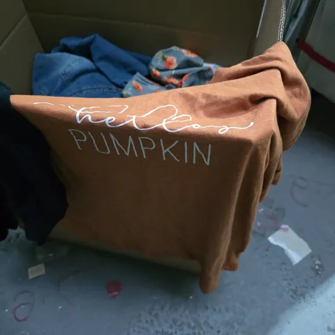 BOX OF APPROXIMATELY 25 ASSORTED CLOTHING ITEMS 