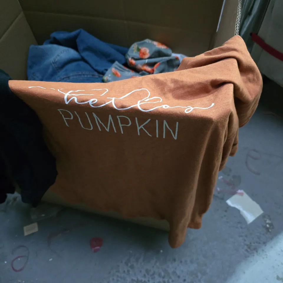 BOX OF APPROXIMATELY 25 ASSORTED CLOTHING ITEMS 