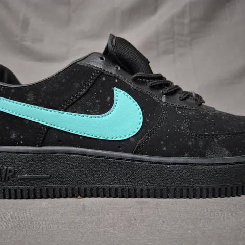 BOXED PAIR OF NIKE AIR FORCE 1 1837 SHOES IN BLACK/MINT GREEN UK SIZE 6