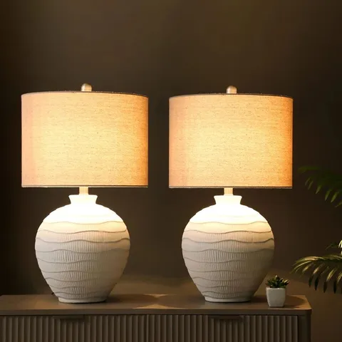 BOXED 61CM TALL CERAMIC LIVING ROOM TABLE LAMP, BEDSIDE LAMP (1 BOX)