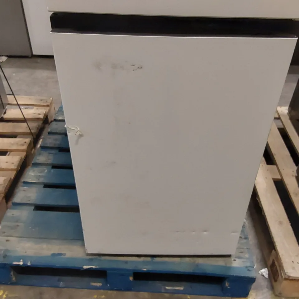 HISENSE FREESTANDING 50/50 FRIDGE FREEZER IN WHITE, MODEL: RB327N4WW1