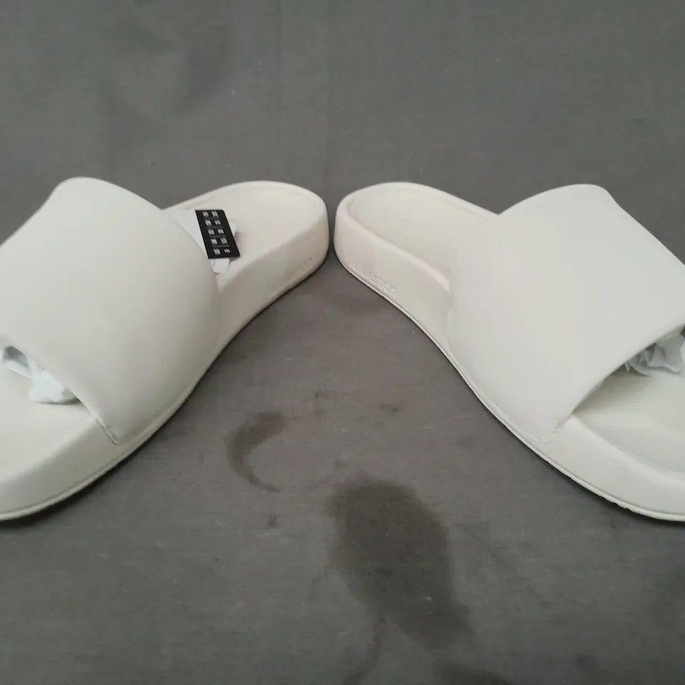 BOXED PAIR OF LULULEMON RESTFEEL SLIDERS IN CREAM UK SIZE 5.5