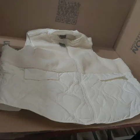 BOX CONTAINING APPROXIMATELY 4x BRAND NEW JD WILLIAMS CREAM BORG GILETS - SIZE 32