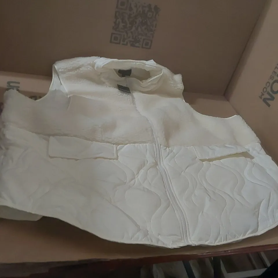 BOX CONTAINING APPROXIMATELY 4x BRAND NEW JD WILLIAMS CREAM BORG GILETS - SIZE 32