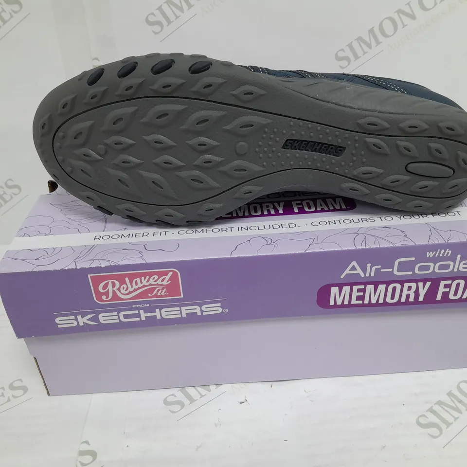RELAXED FIT SKECHERS MEMORY FOAM BLUE SIZE 6 