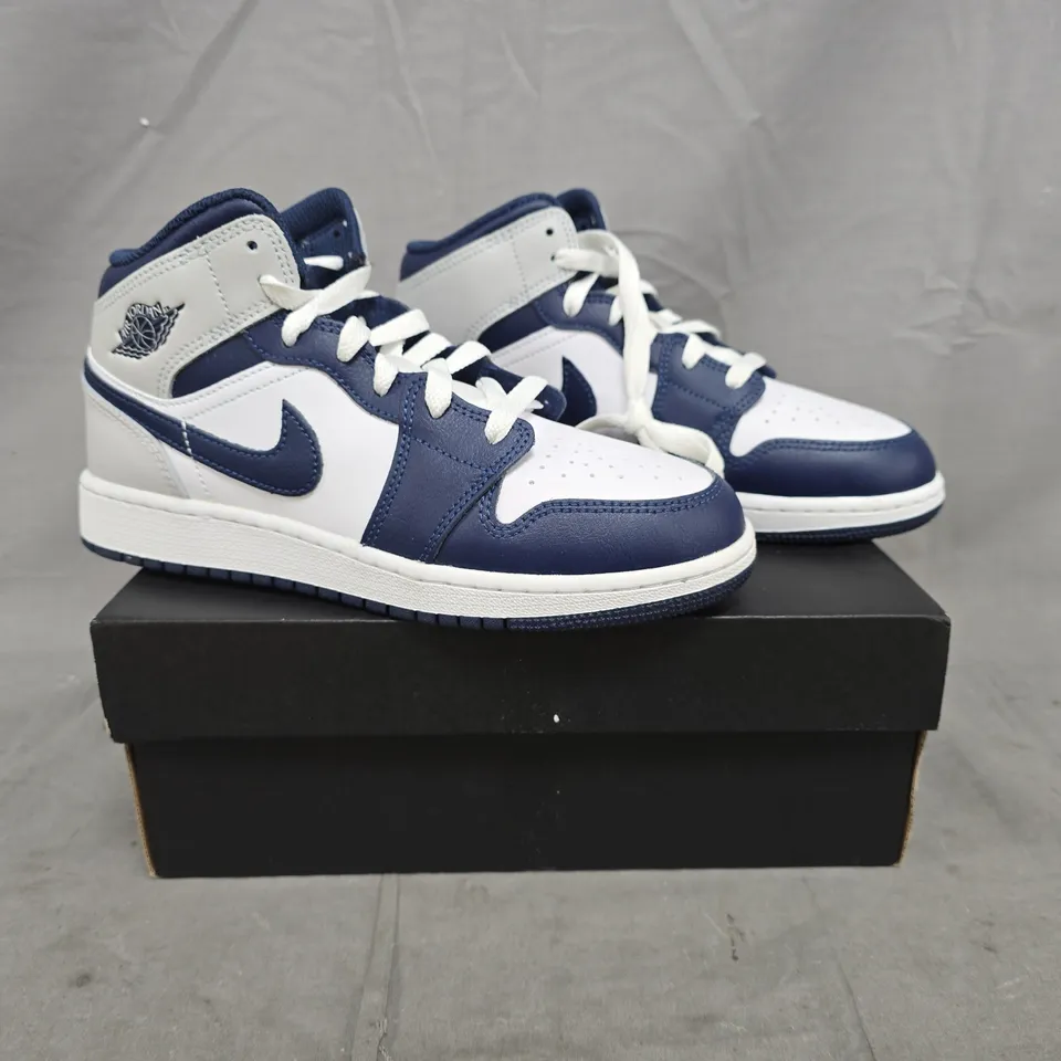 BOXED PAIR OF NIKE AIR JORDAN 1 MID SHOES IN WHITE/NAVY SIZE UK 4