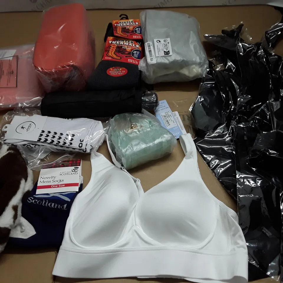 LOT OF ASSORTED CLOTHING ACCESSORIES TO INCLUDE HATS, SOCKS AND TIES