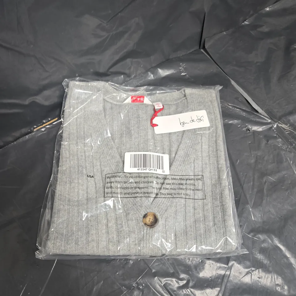 BOX OF APPROXIMATELY 10 BEN DE LISI KNITTED WAISTCOAT