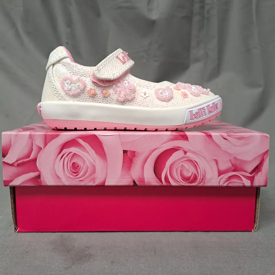 BOXED PAIR OF LELLIKELLY KIDS SHOES IN WHITE W. GLITTER EFFECT EU SIZE 22