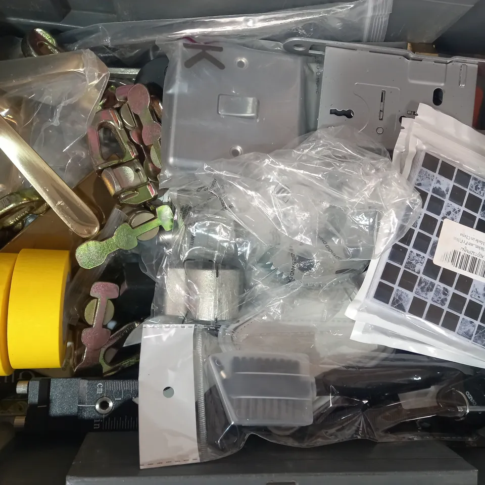 LOT OF APPROXIMATELY 10 ASSORTED HOUSEHOLD ITEMS TO INCLUDE FARROW & BALL GREEN SMOKE ESTATE EMULSION, HQC IN MINT GREEN, STONELUX PRIMER & UNDERCOAT, ETC