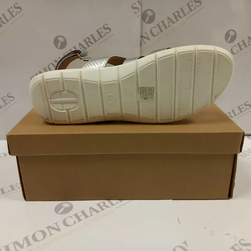 BOXED PAIR OF CUSHION WALK ONE TOUCH CLOSE SANDALS IN SILVER - SIZE 7