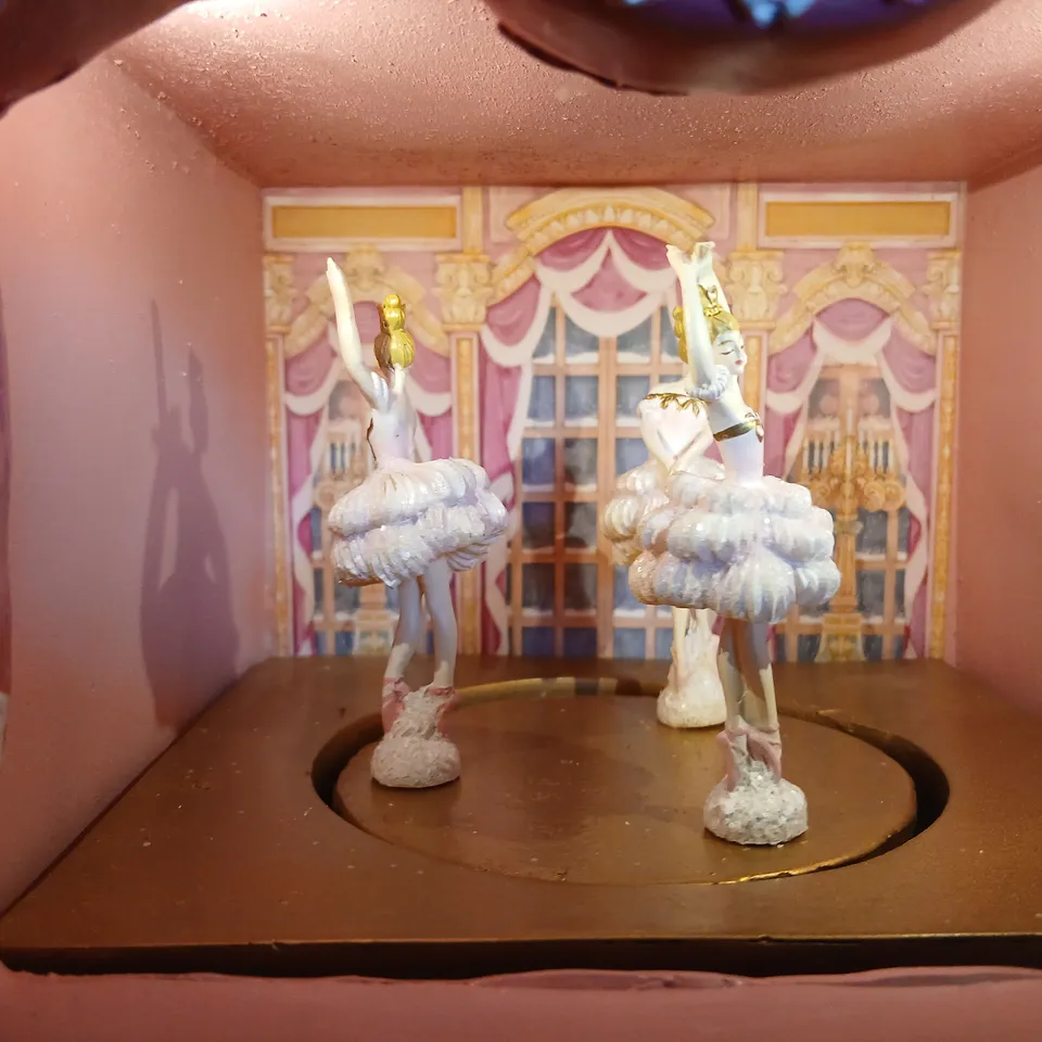 BOXED GISELA GRAHAM LONDON PINK ORNATE MINIATURE THEATRE WITH BALLET DANCERS – MUSICAL CAROUSEL BOX