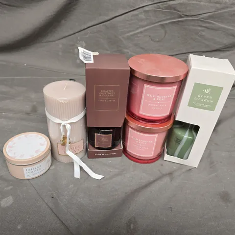 APPROXIMATELY 30 ASSORTED ITEMS TO INCLUDE GREEN MEADOW REED DIFFUSER, WILD RHUBARB & ROSE DOUBLE WICK CANDLE, FALLING LEAVES SCENTED CANDLE, ETC - COLLECTION ONLY