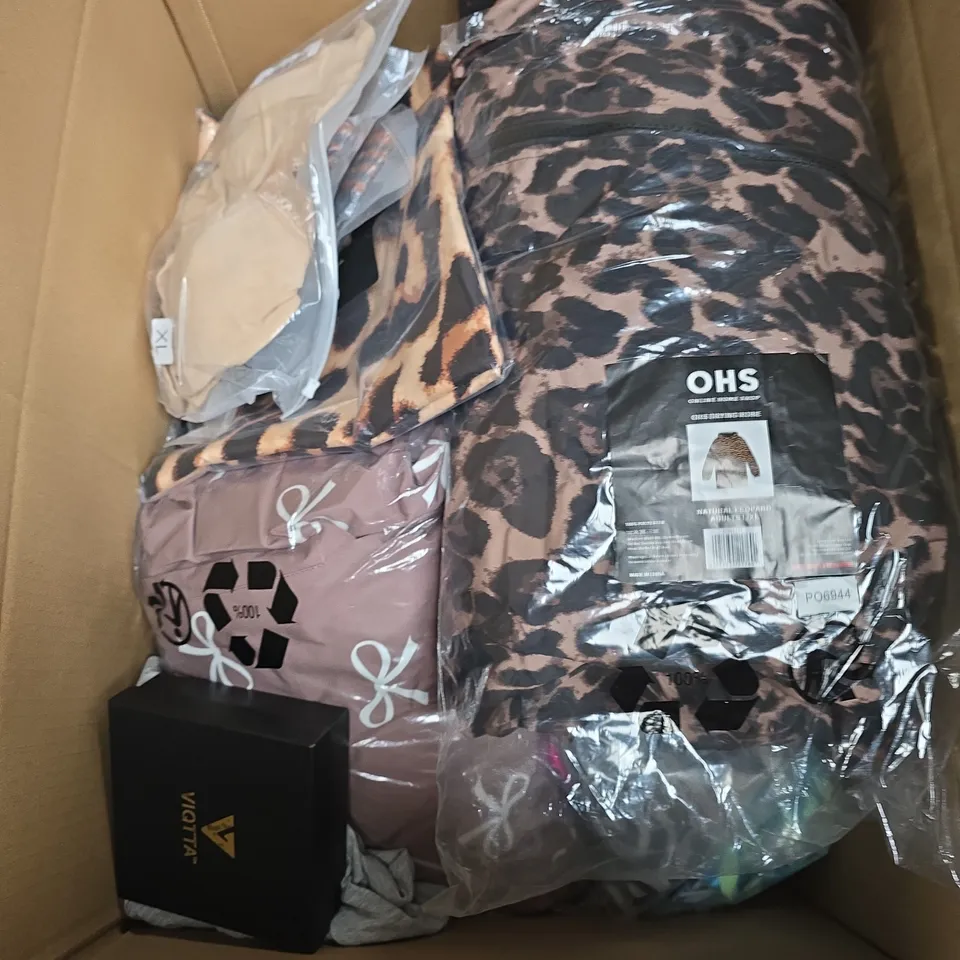 BOX CONTAINING APPROXIMATELY 25 ASSORTED CLOTHING ITEMS 