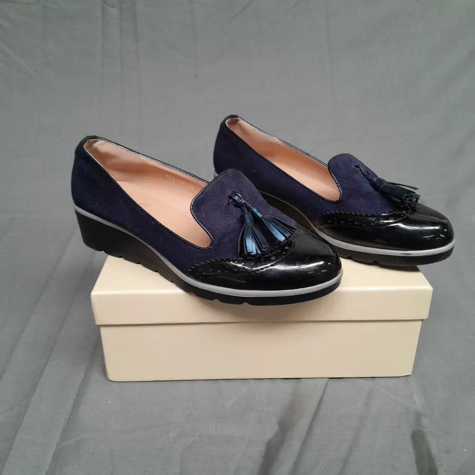 BOXED PAIR OF PUBLIC DESIRE NAVY/BLACK PUMP SIZE 5