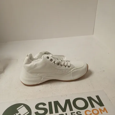 WHITE LEATHER TRAINER WITH GUM SOLE β LACE-UP