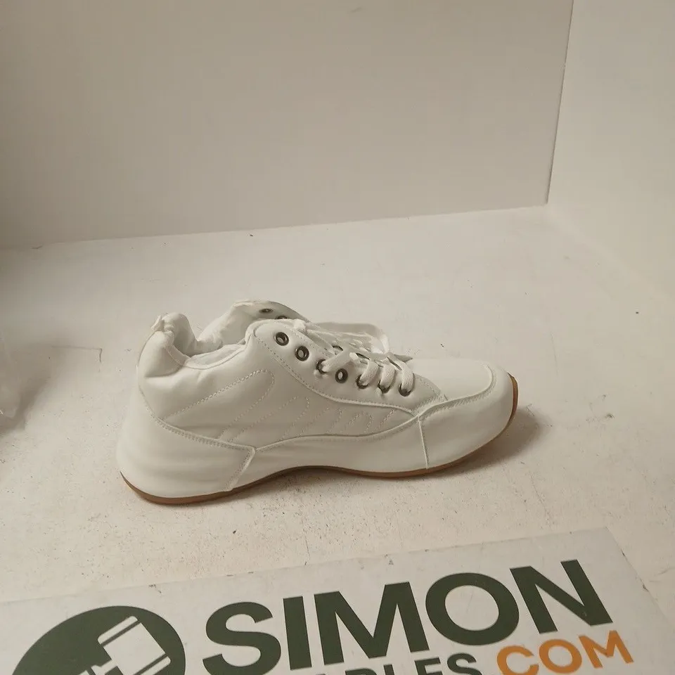 WHITE LEATHER TRAINER WITH GUM SOLE – LACE-UP
