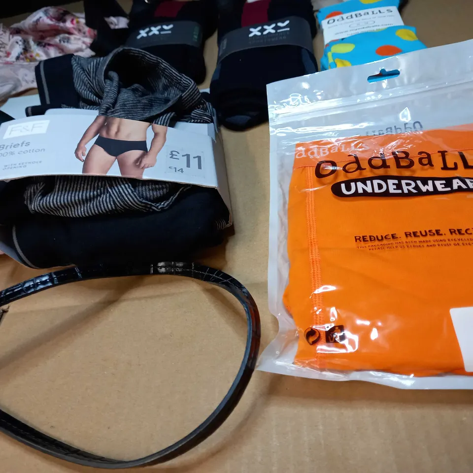 LOT OF APPROX. 15 ASSORTED CLOTHING ACCESSORIES  IN VARYING SIZES/COLOURS/STYLES TO INCLUDE: HATS, BAGS, BRA'S