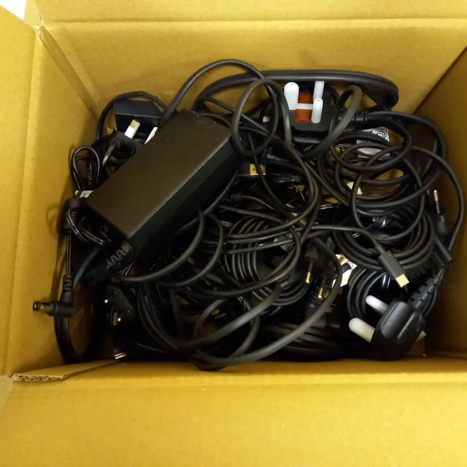 LOT OF ASSORTED POWER CABLES 