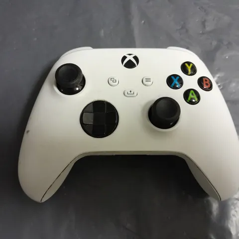 XBOX WIRELESS CONTROLLER IN WHITE - 1914