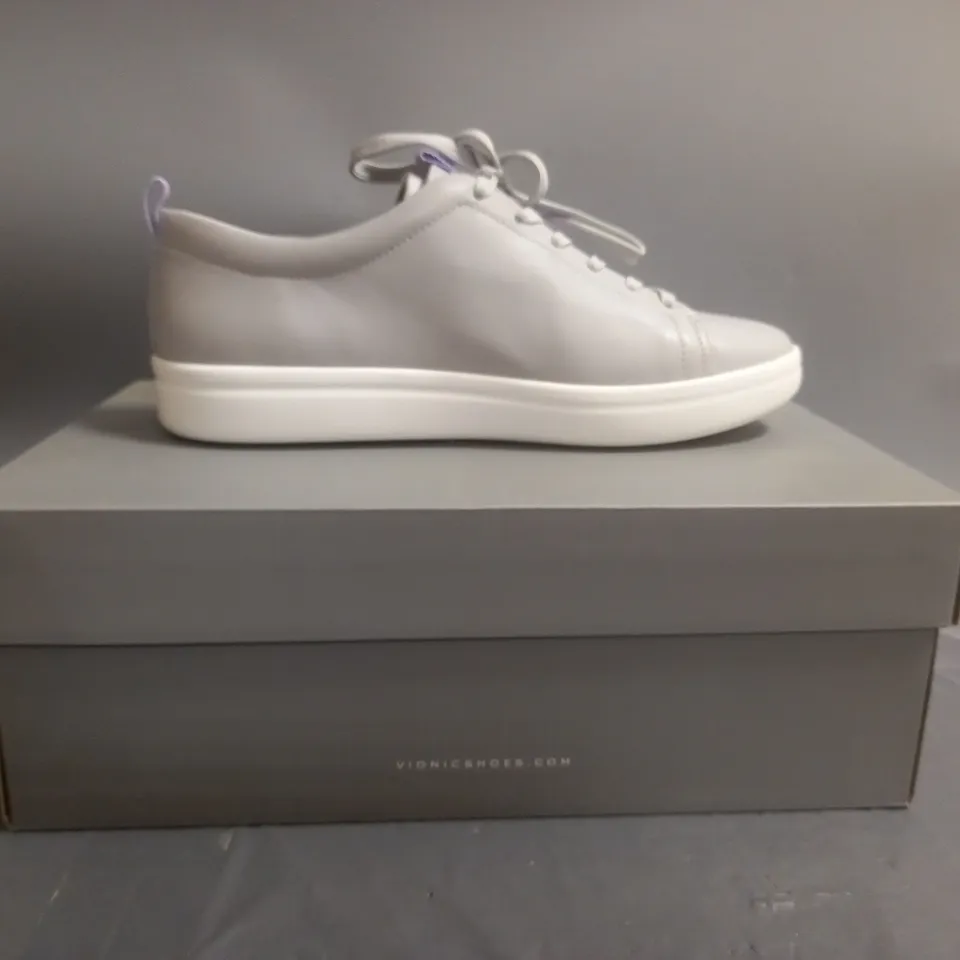 VIONIC AURA TRAINERS LIGHT GREY SIZE 6