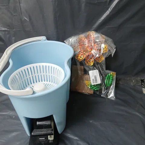 APPROXIMATELY 7 HOUSEHOLD ITEMS TO INCLUDE GARDEN DÉCOR AND A SPIN MOP BUCKET