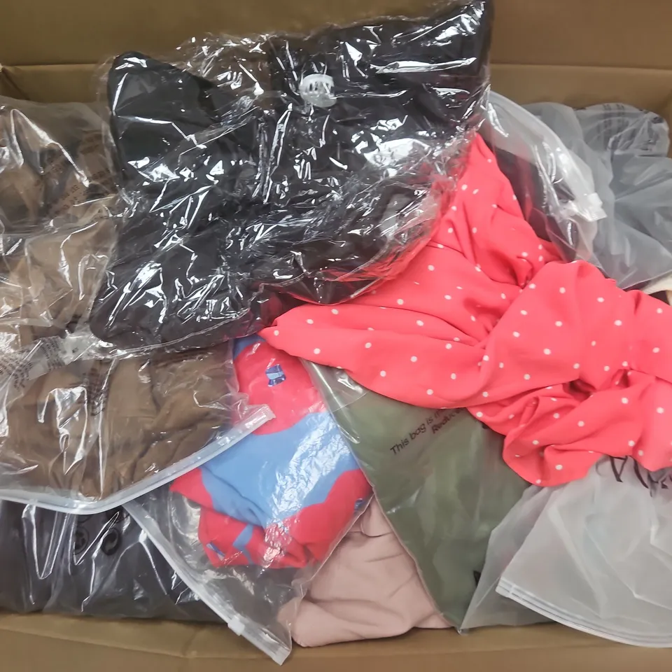 APPROXIMATELY 35 ASSORTED CLOTHING ITEMS IN VARIOUS SIZES, STYLES & COLOURS TO INCLUDE BRANDS SUCH AS RIHOAS, NEW SPORT, THE ROYAL PARKS, ETC - COLLECTION ONLY