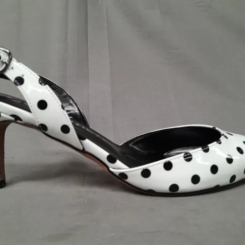 BOXED PAIR OF CASTAMERE POINTED TOE SLINGBACK HEELS IN WHITE W. BLACK SPOTS EU SIZE 40