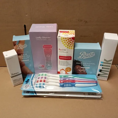 APPROXIMATELY 15 ASSORTED HEALTH & BEAUTY PRODUCTS TO INCLUDE LADY SHAVER, HYDRO GRIP SET, BOOTS HAIR REMOVAL CREAM, ETC - COLLECTION ONLY