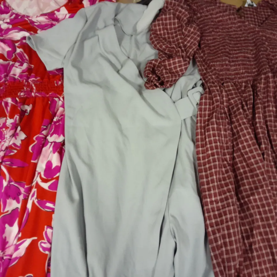 APPROXIMATELY 15 ASSORTED DRESSES TO INCLUDE KIM & CO, BRENDA EDWARDS, GREAT PLAINS, ETC