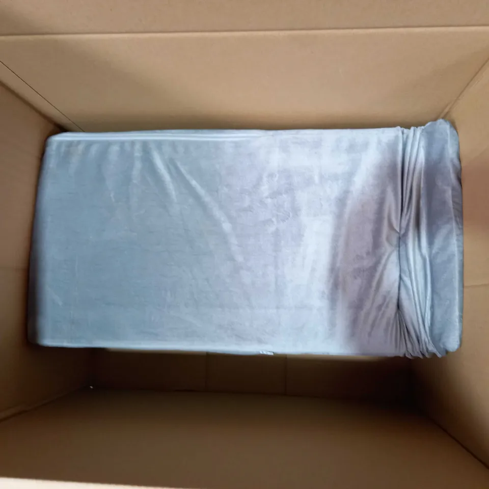 BOX OF APPROX 5 ITEMS TO INCLUDE VINTAGE SUITCASE, MOP AND STORAGE BAGS