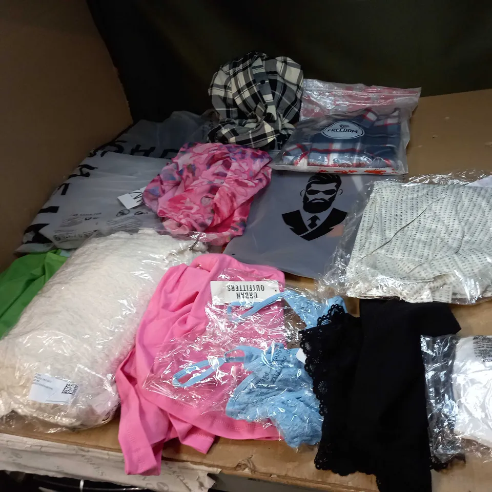 BOX OF APPROX 35 ASSORTED CLOTHING ITEMS TO INCLUDE - DRESSES, T-SHIRTS AND TROUSERS