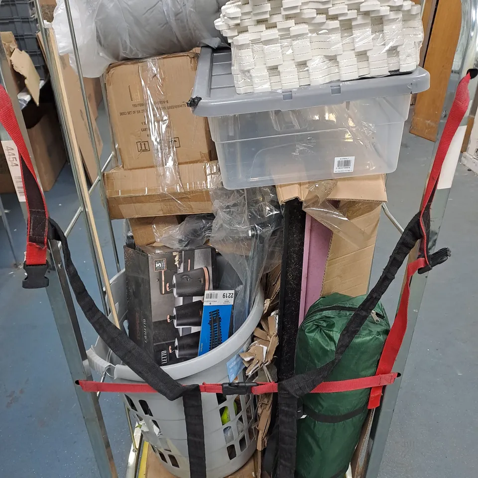 CAGE OF APPROXIMATELY 20 ASSORTED ITEMS TO INCLUDE - FOAM FLOORING, STORAGE BOX, OUTDOOR CUSHION, AND 2.5KG WEIGHT ETC - COLLECTION ONLY