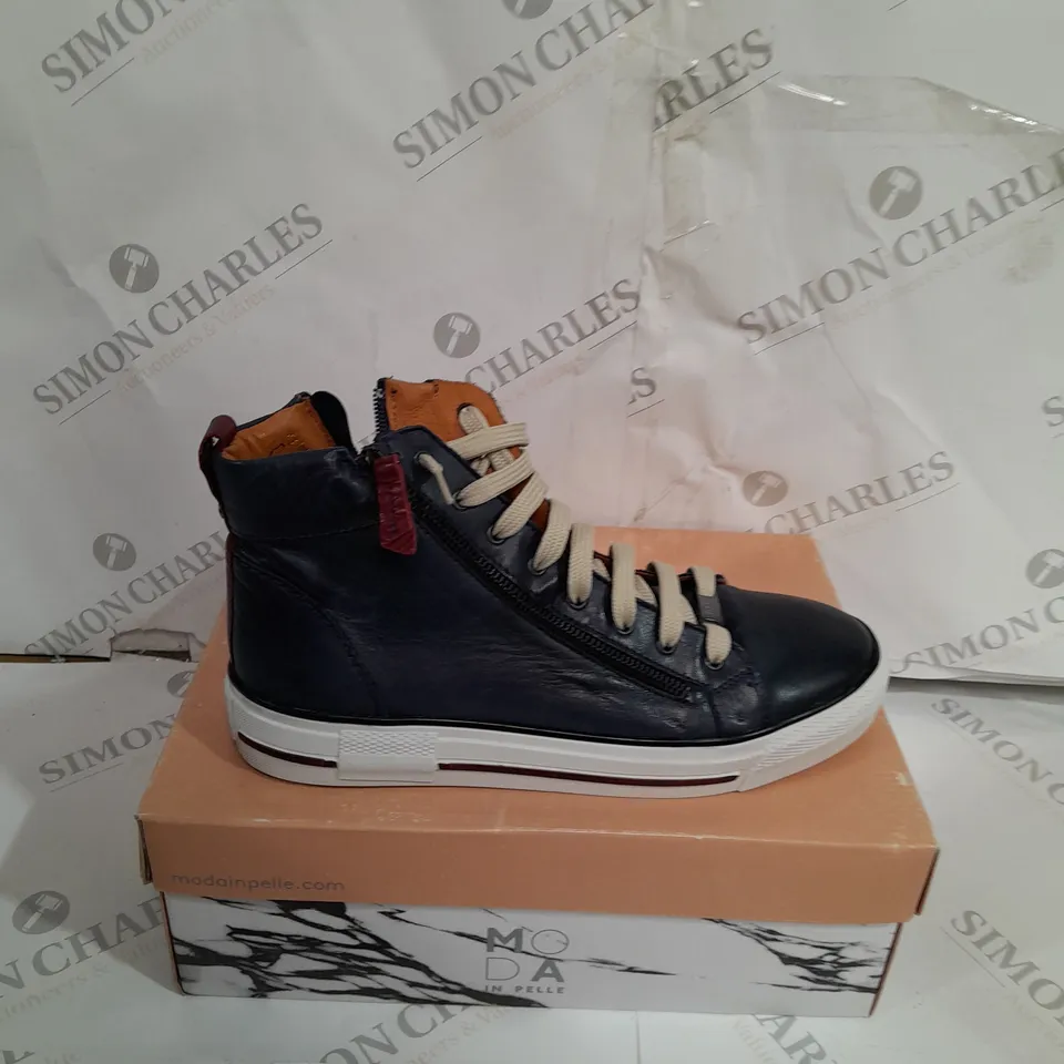 BOXED MODA FEROZI NAVY LEATHER TRAINERS SIZE 40