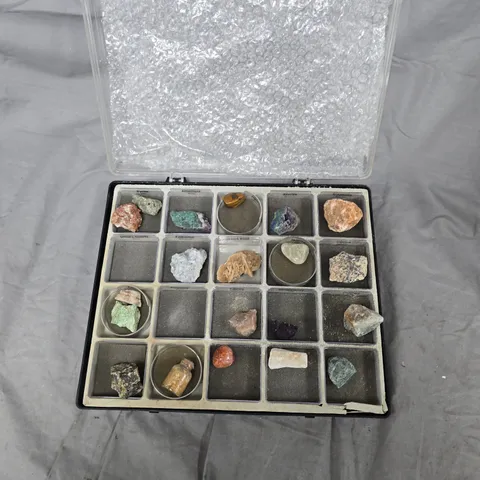 25-PIECE MINERAL SPECIMEN COLLECTION IN PLASTIC DISPLAY CASE 