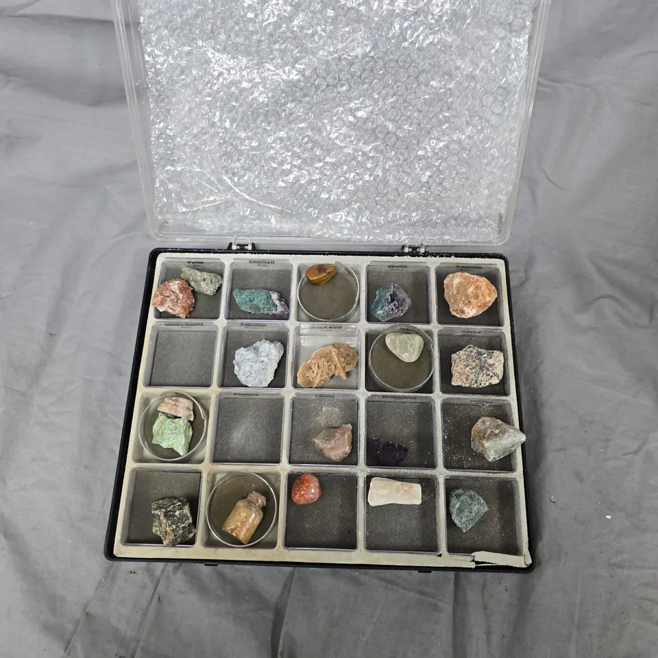 25-PIECE MINERAL SPECIMEN COLLECTION IN PLASTIC DISPLAY CASE
