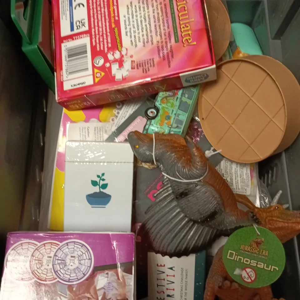 APPROXIMATELY 10 ASSORTED TOYS & GAMES PRODUCTS TO INCLUDE DRAWING PAD, HIDE THE SLUG, FLYING SPINNER ETC 