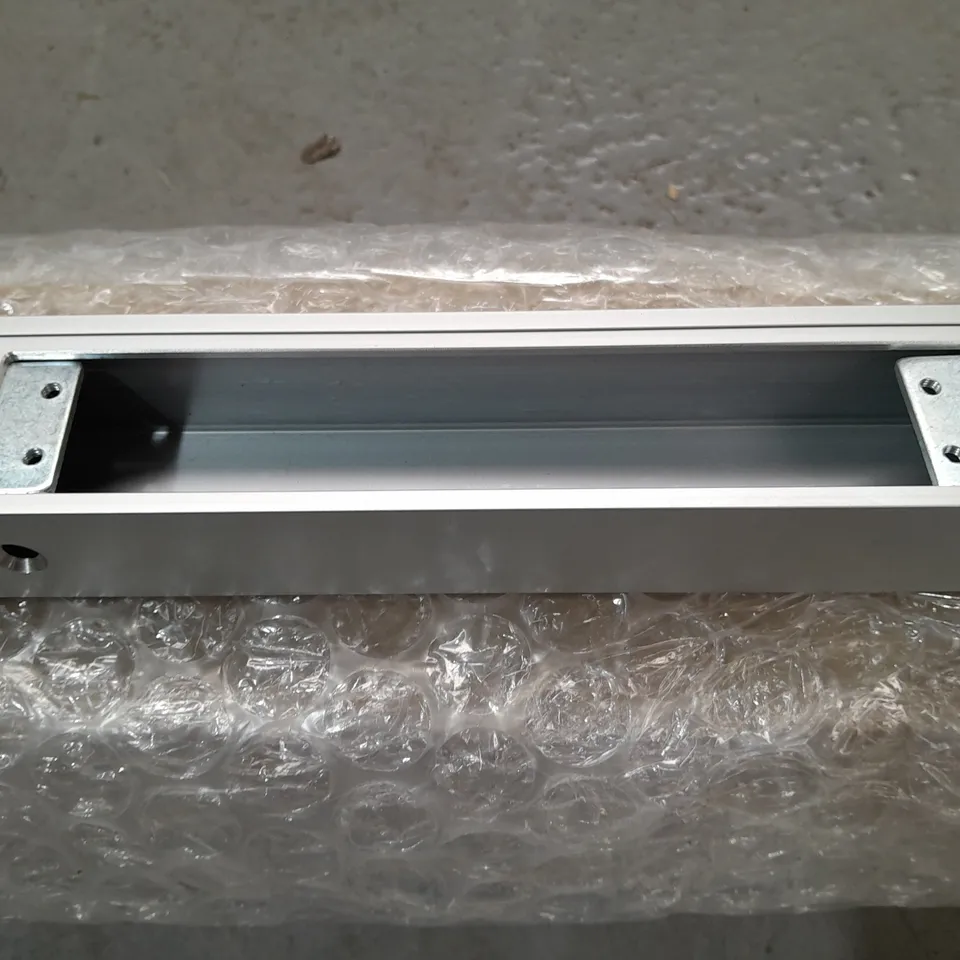 LOT OF 4 METAL FITTING ITEMS - LENGTH 200CM