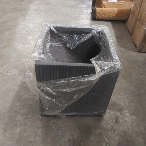 DESIGNER SQUARE PLANTER 