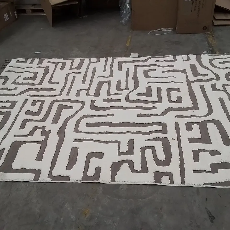 QUALITY DESIGNER AREA RUG // APPROX SIZE: 200 X 290 cm