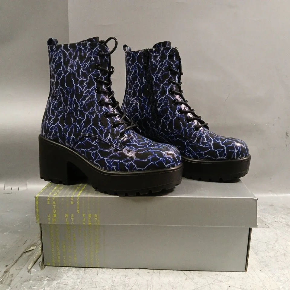 BOXED PAIR OF LIGHTNING SKIES MILITARY PLATFORM BOOTS IN BLACK/BLUE SIZE UK 3