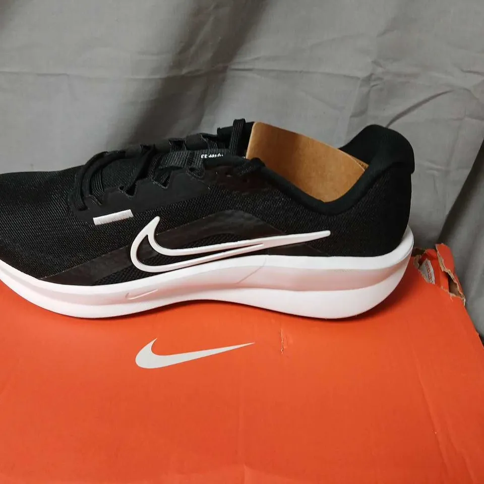 NIKE DOWNSHIFTER 13 WOMEN'S RUNNING SHOES – BLACK/WHITE